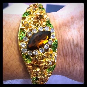 Beautiful new champagne crystal bangle bracelet